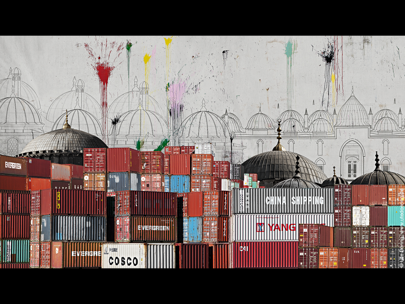 Collage Containerstapel vor Kuppeln und Farbkleckse