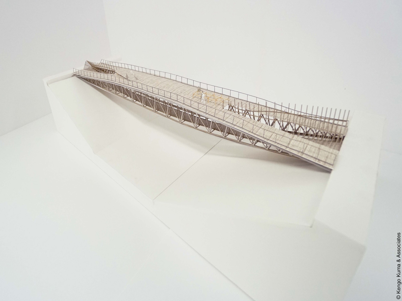 Modell einer sanft gewölbten Brücke aus Holz