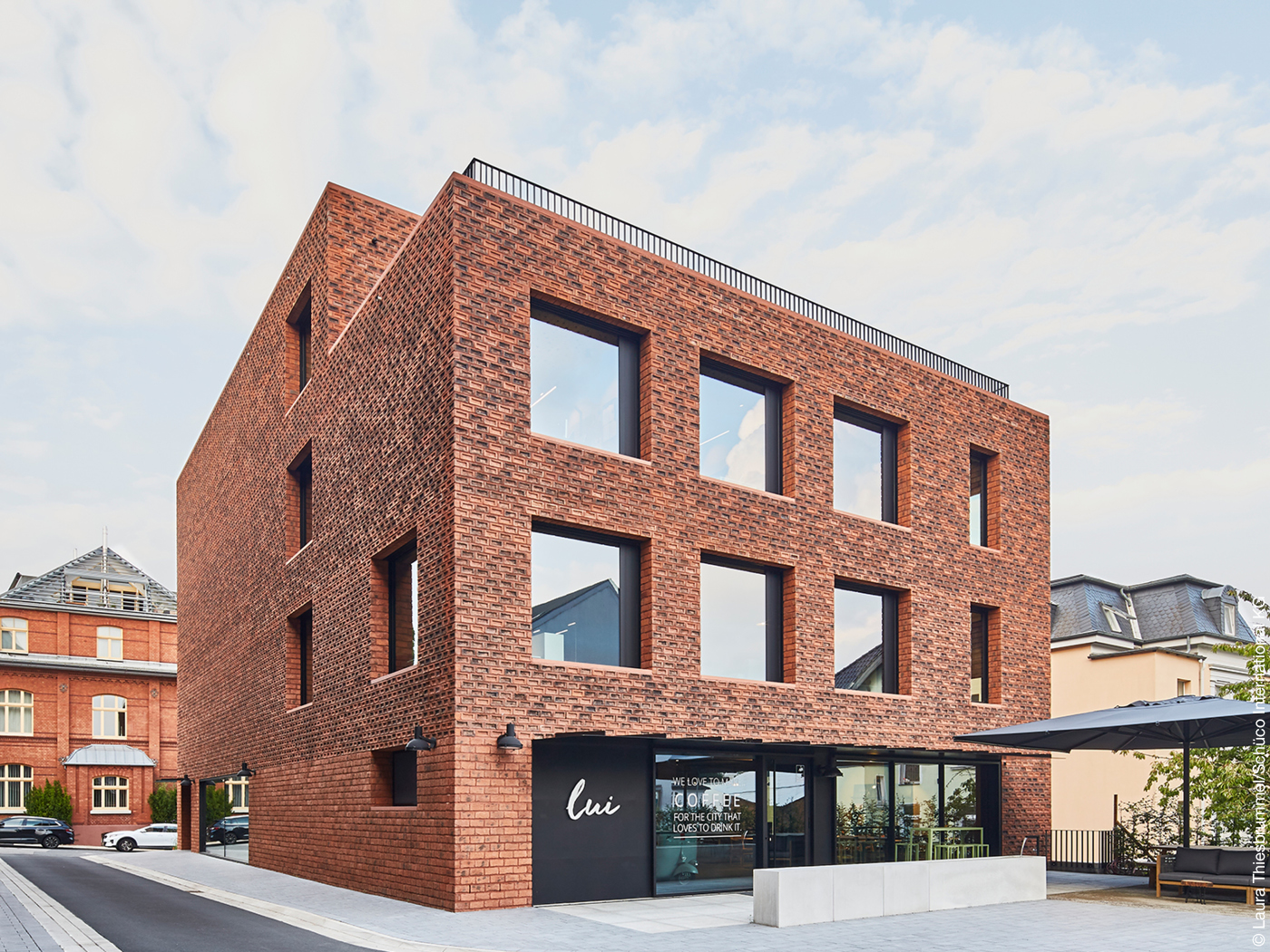 Bürogebäude mit Fenstersystemen von Schüco