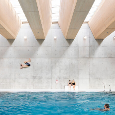 Schwimmbad mit Deckenkonstruktion von Velux Commercial