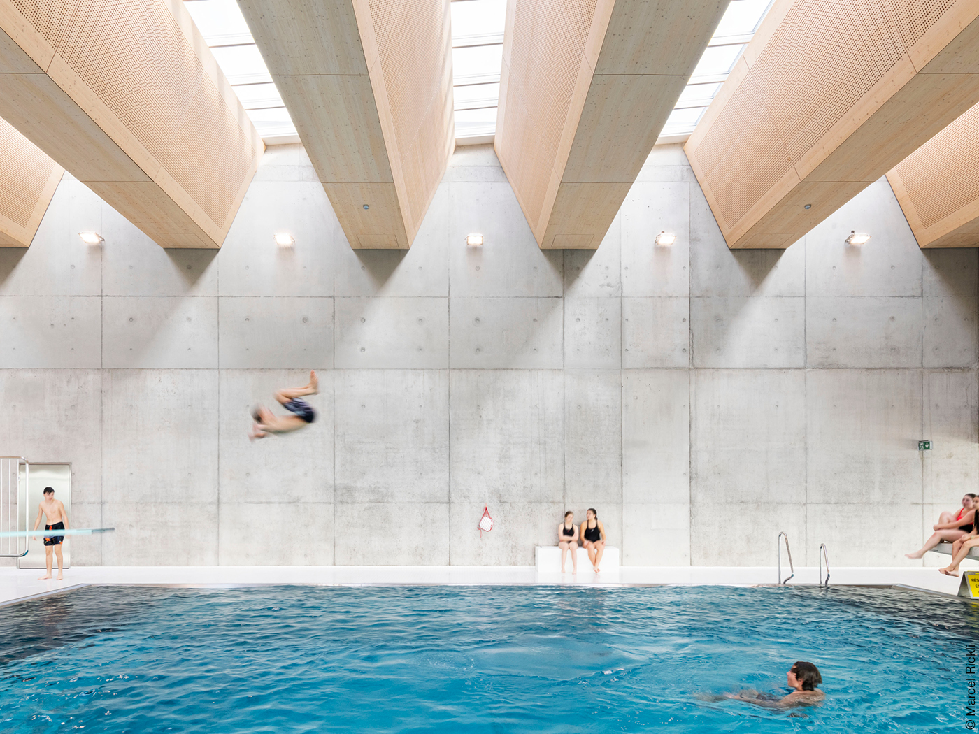 Schwimmbad mit Deckenkonstruktion von Velux Commercial