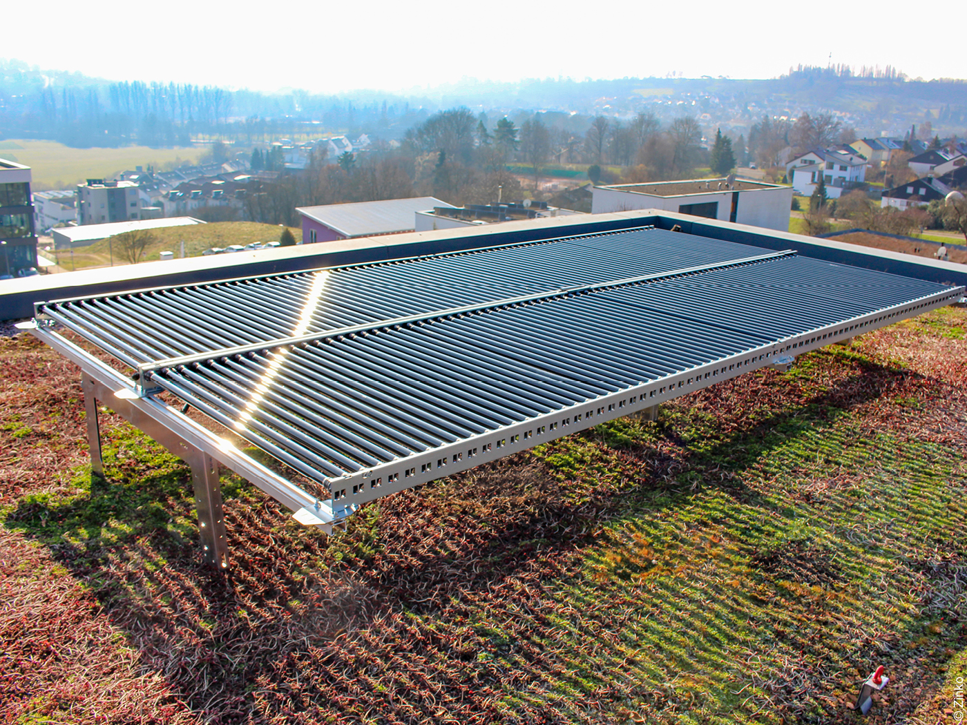 Photovoltaik-Röhrenmodule für Gründächer von Zinco und der tubesolar AG