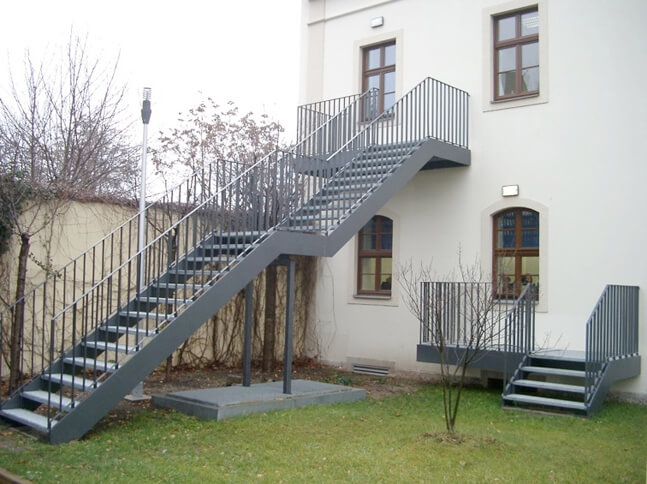 Außen liegende Feuertreppe im Garten