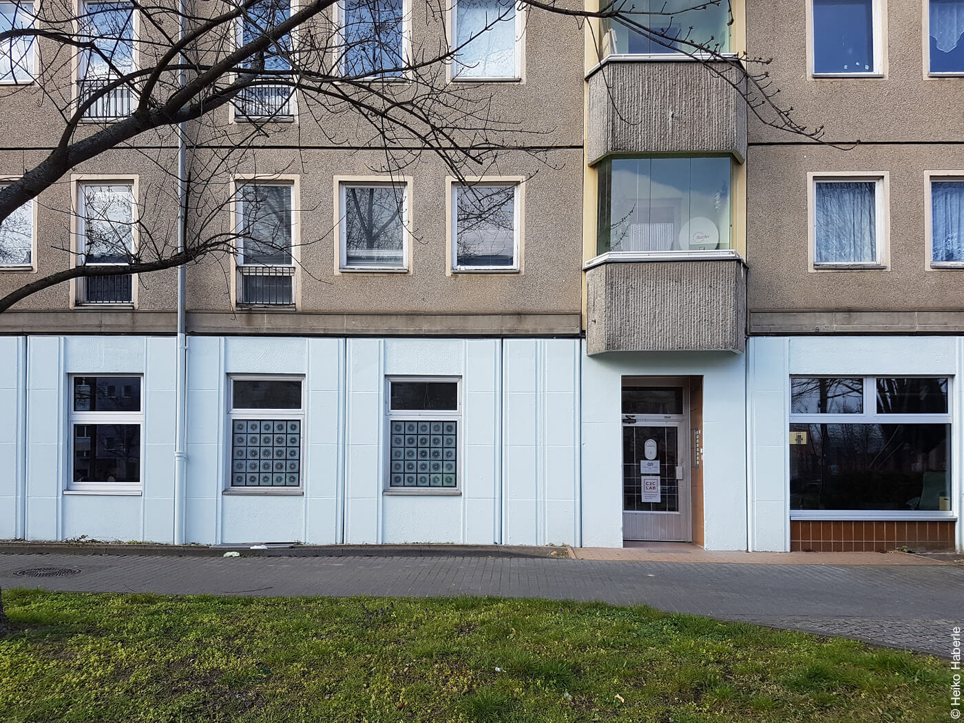 sanierter Plattenbau als Büro der NGO C2C Lab