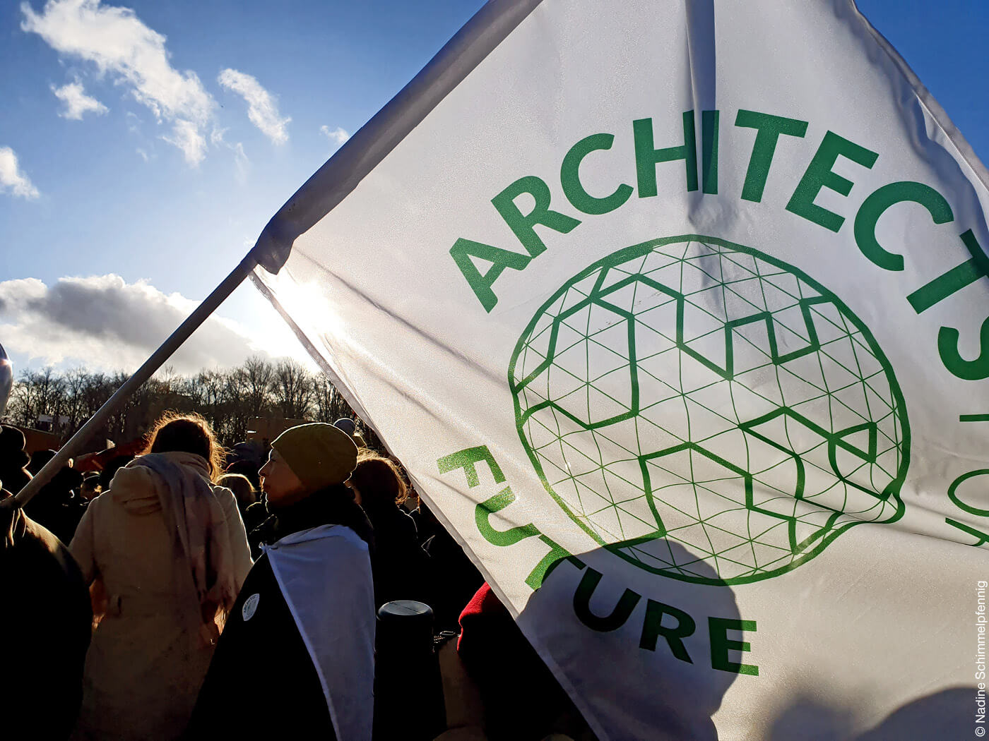 Demonstranten mit Flagge von Architects for future