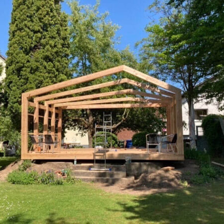 Holzpavillon in einem Garten