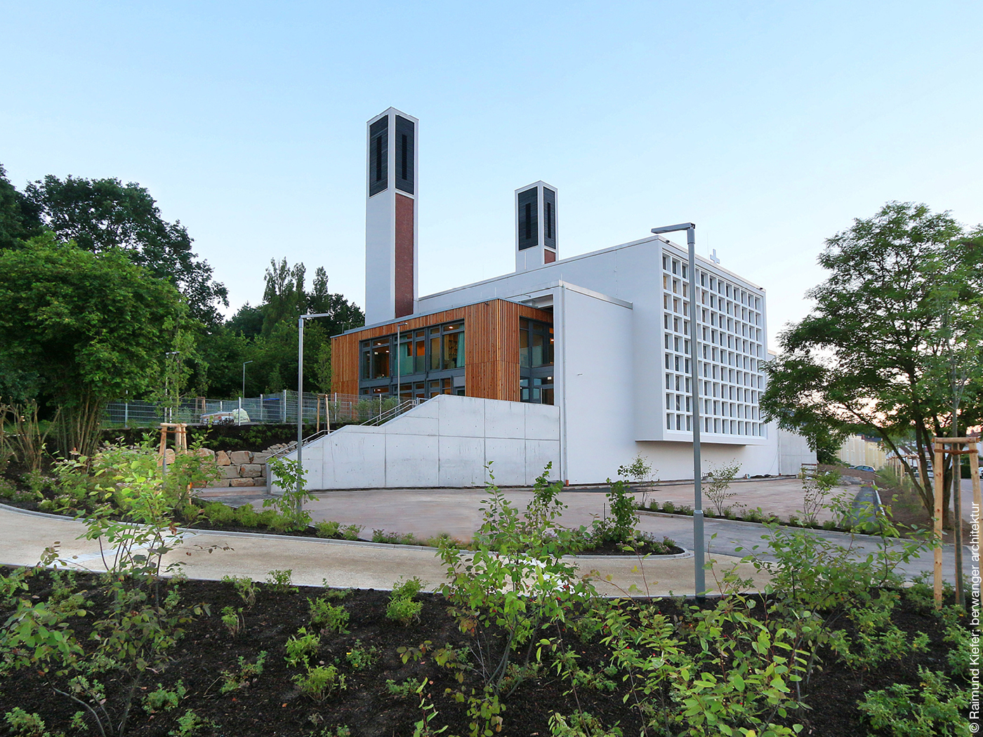 Moderne weiße Kirche und Anbau mit Holzfassade