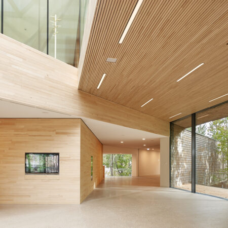 Foyer des Nationalparkzentrums mit Holzdecke