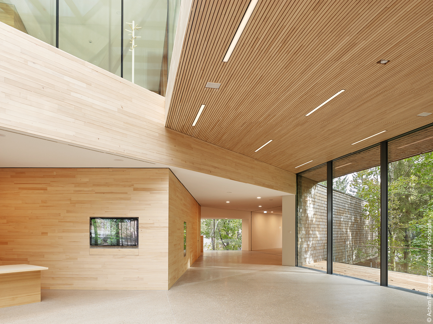 Foyer des Nationalparkzentrums mit Holzdecke