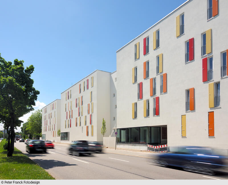 Haus mit bunten Fensterläden an Hauptstraße