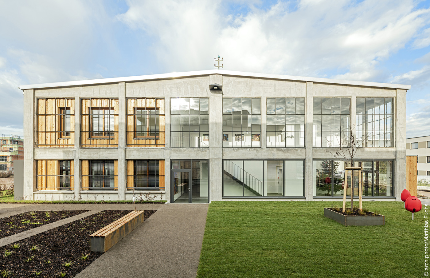 Wohnhaus in einer Panzerhalle aus Beton