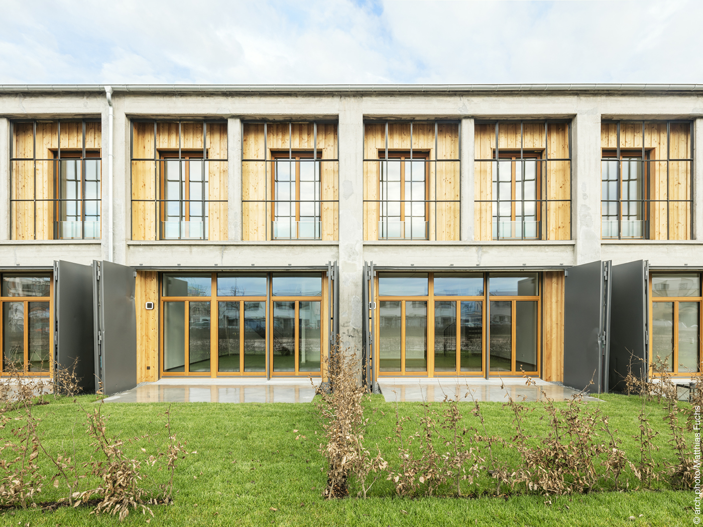 Wohnungen Fassade aus Holz und Beton mit Garten 