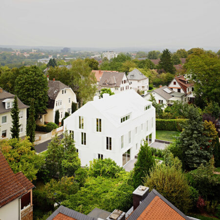 Weißes Haus mit weißem Dach in Villenkolonie