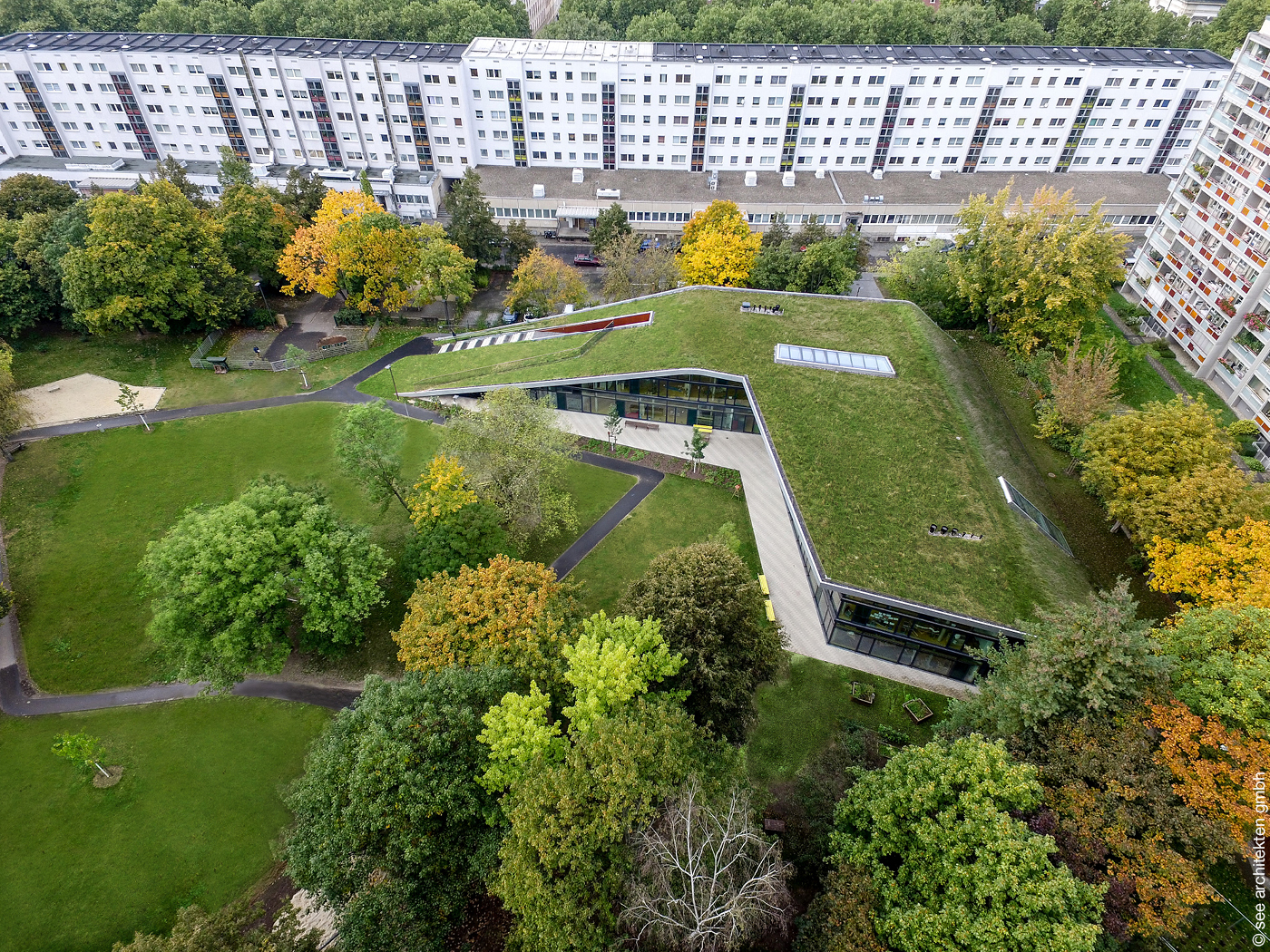 Luftbild auf begrüntes Dach in Wohnsiedlung