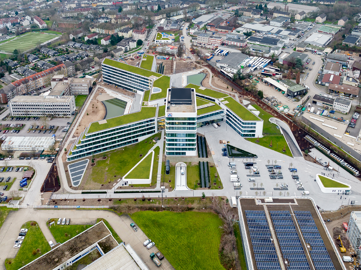 Bürogebäude Aldi Nord von oben mit begrünten Dächern