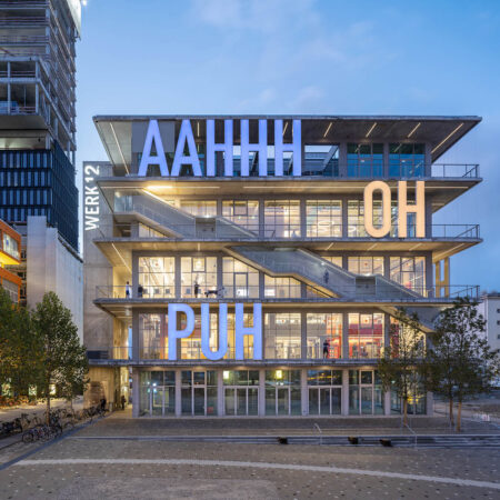 Gebäude mit Schriftzügen , Treppen und Terrassen