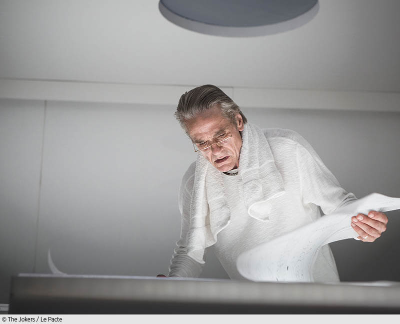 Jeremy Irons spielt den Architekten eines Hochhauses, in dem der Streit zwischen den Bewohnern der oberen und unteren Stockwerke eskaliert. (Foto: The Jokers/Le Pacte)