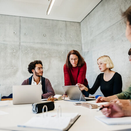 Studierende arbeiten an Laptops