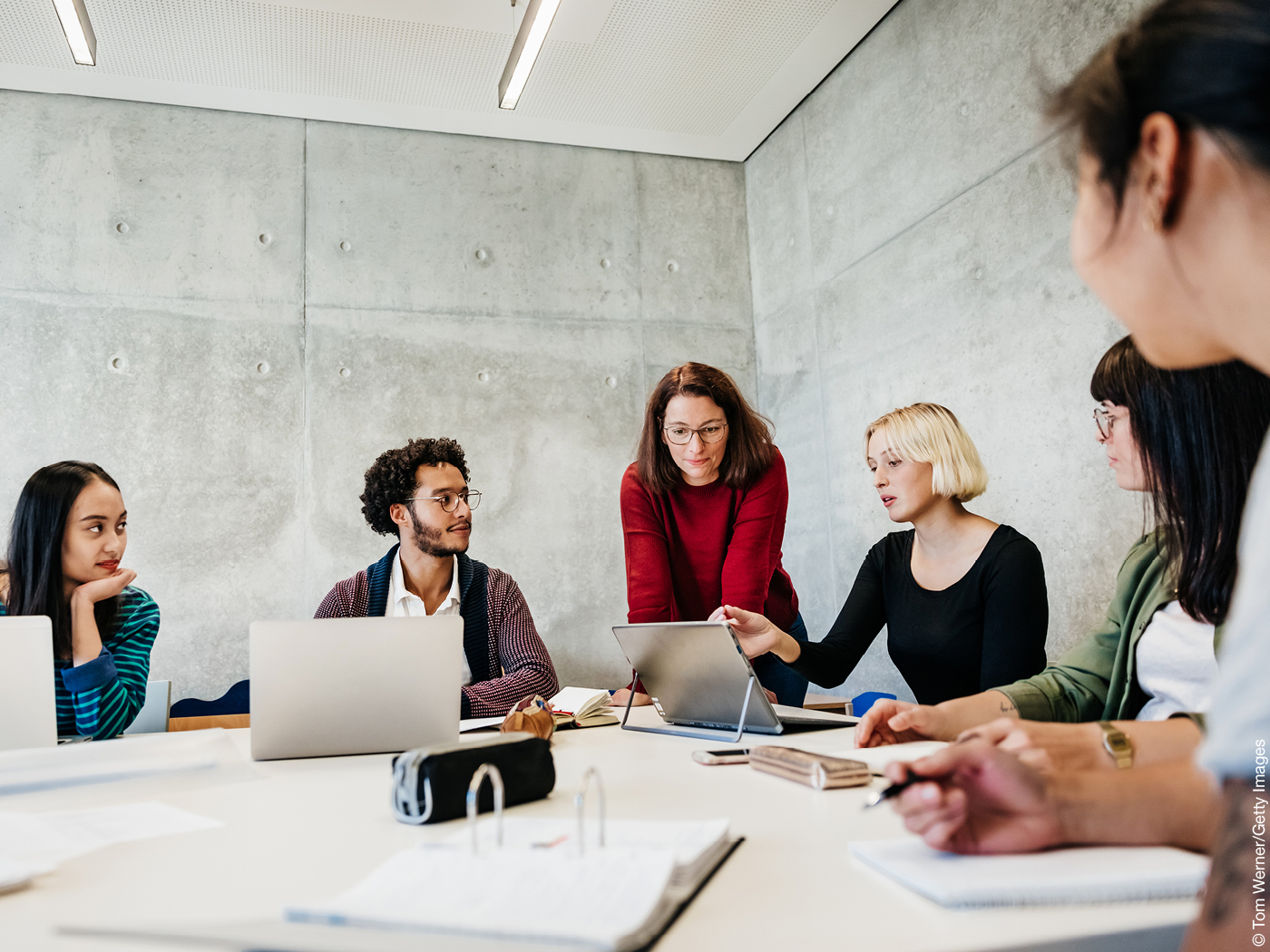 Studierende arbeiten an Laptops