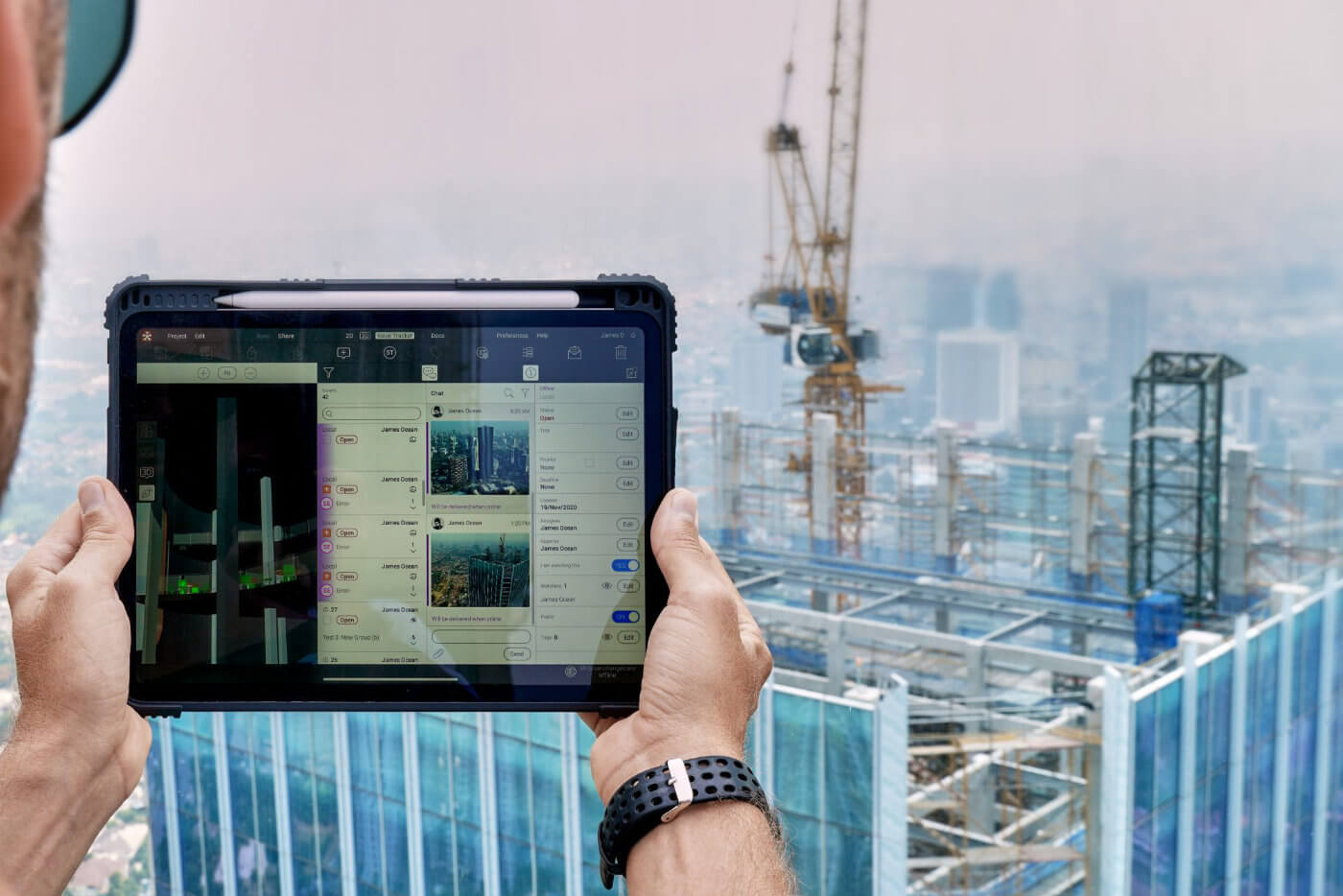 Mann mit Tablet auf Baustelle