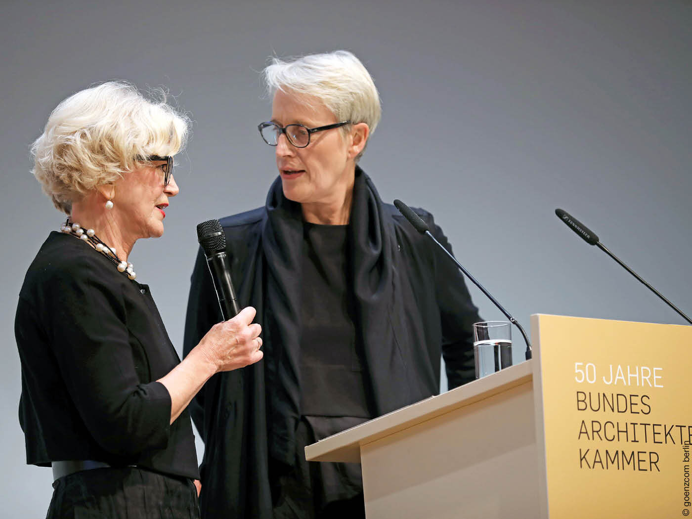 Barbara Ettinger-Brinckmann und Anne Katrin Bohle vor Rednerpult auf dem DAT 2019