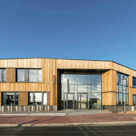 Gebäude mit Holzfassade aus alten Eichenholzbrettern