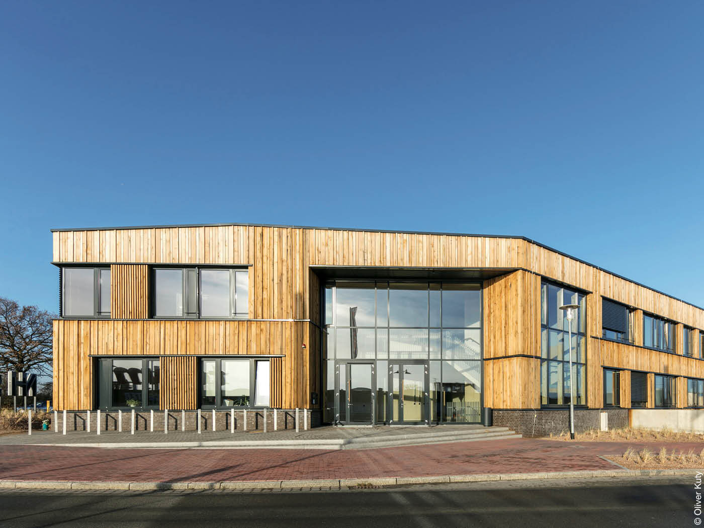 Gebäude mit Holzfassade aus alten Eichenholzbrettern