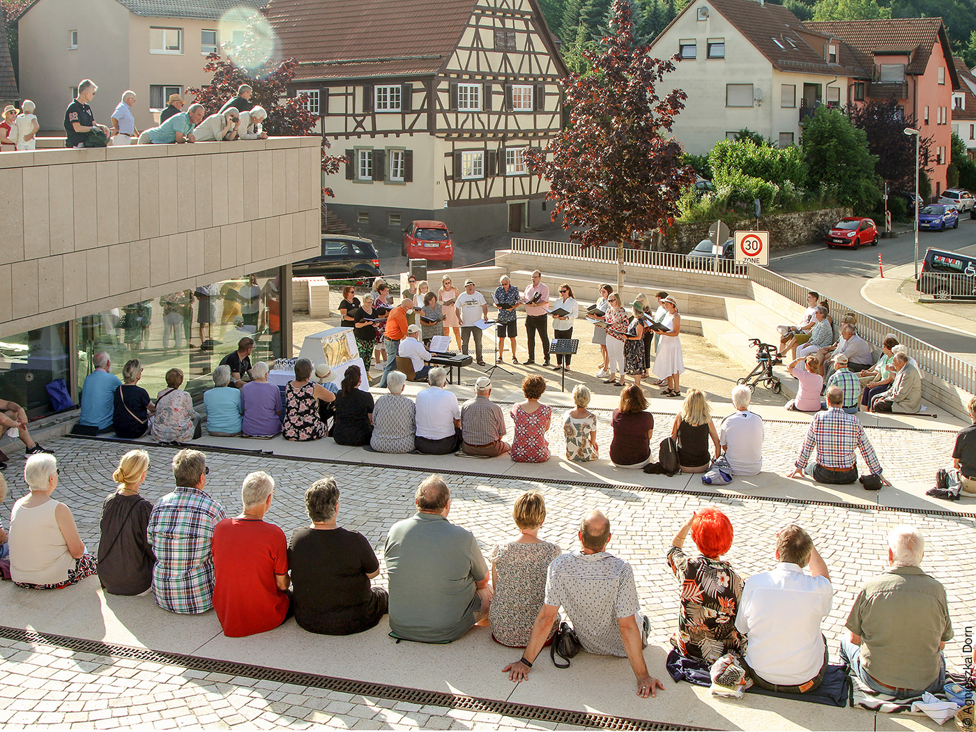 Ortsmitte Gaiberg mit gut besuchtem Konzert