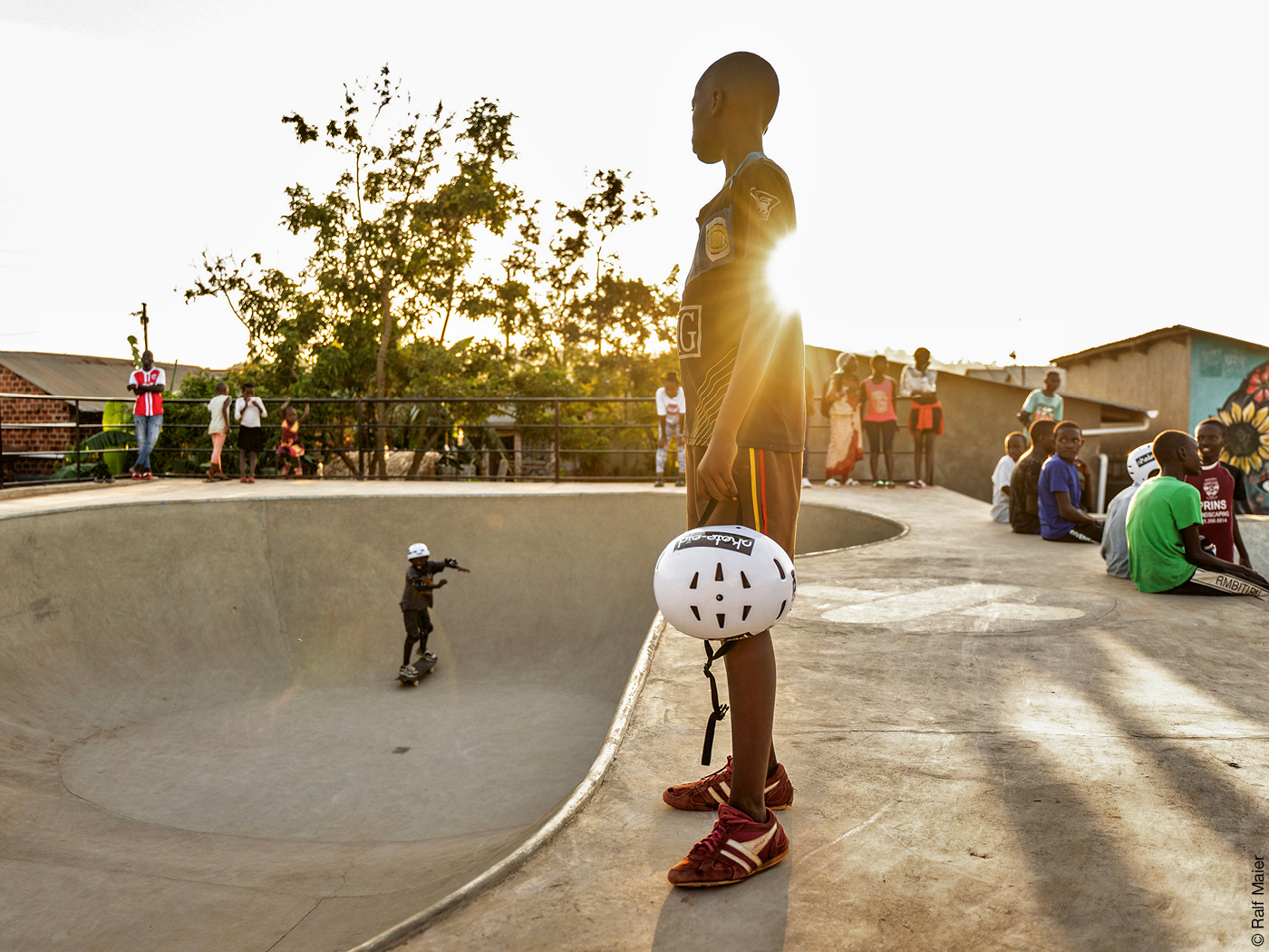 Das Foto zeigt Jungs in einem Skatepark.