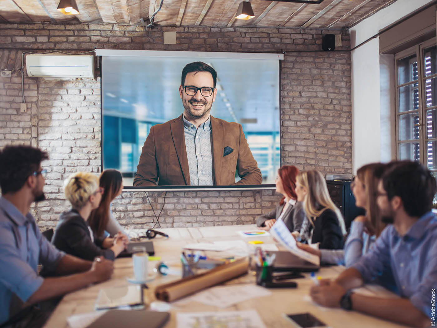 Konferenz mit digital zugeschaltetem Mann