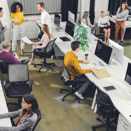 Menschen im Büro diskutieren