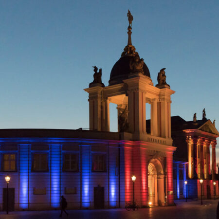 rot und blau beleuchtetes Gebäude