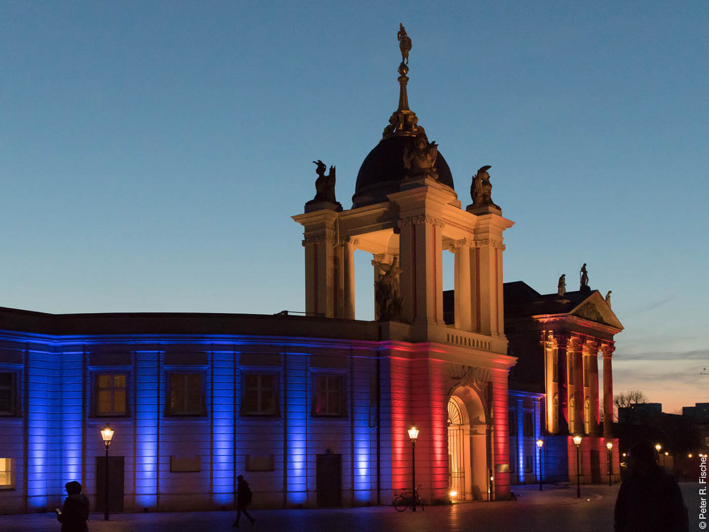 rot und blau beleuchtetes Gebäude