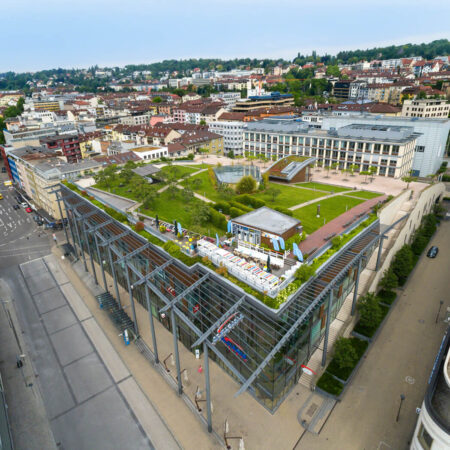 Begrünter Park auf dem Dach eines Einkaufszentrums