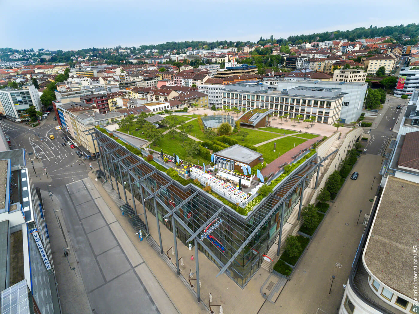 Begrünter Park auf dem Dach eines Einkaufszentrums