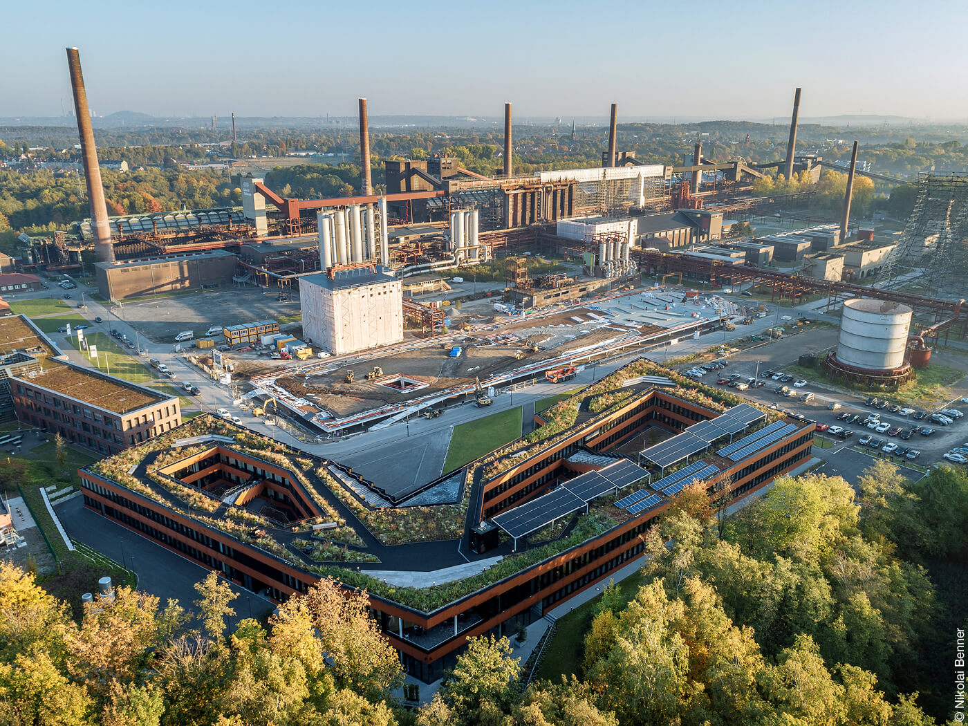 Zeche Zollverein und Dachgarten der RAG Zentrale aus Vogelperspektive