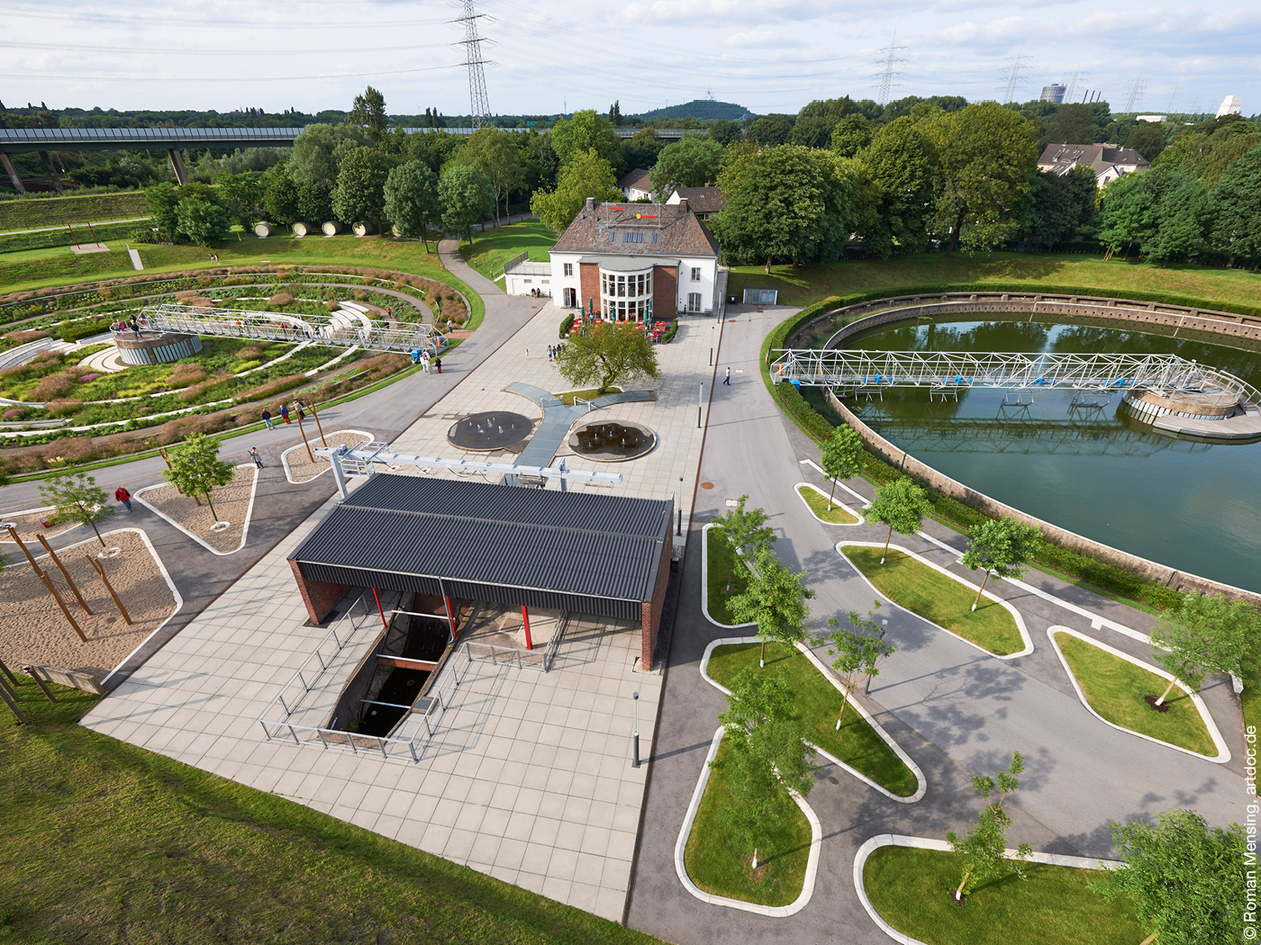 Kläranlage mit Wasserbecken und Grünanlagen