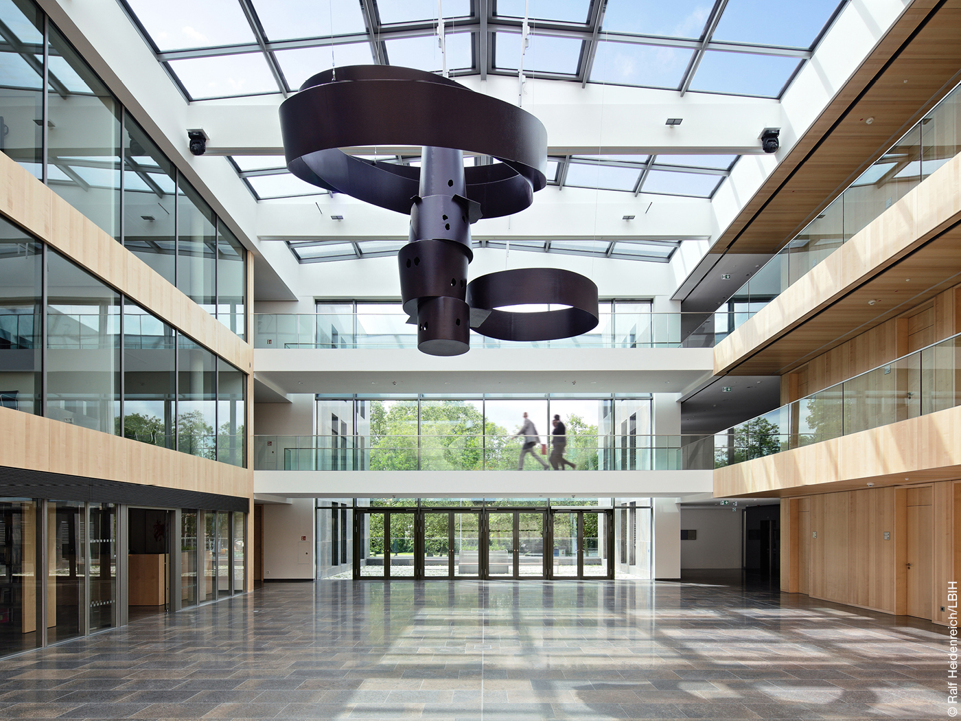 Bürohaus mit Atrium und Kunstwerk an der Decke