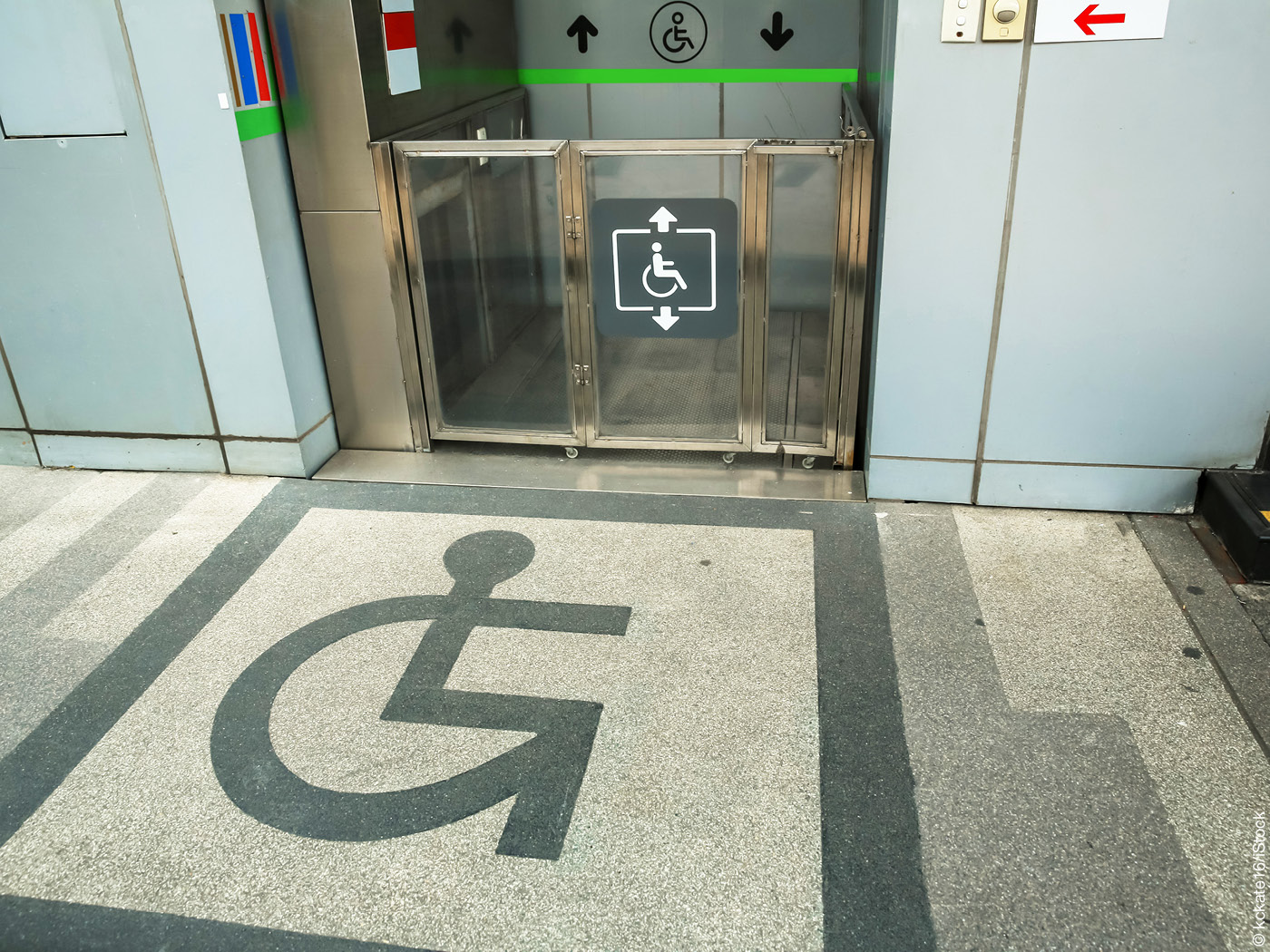 Rollstuhlgerechter Fahrstuhl und bewegungsfläche davor