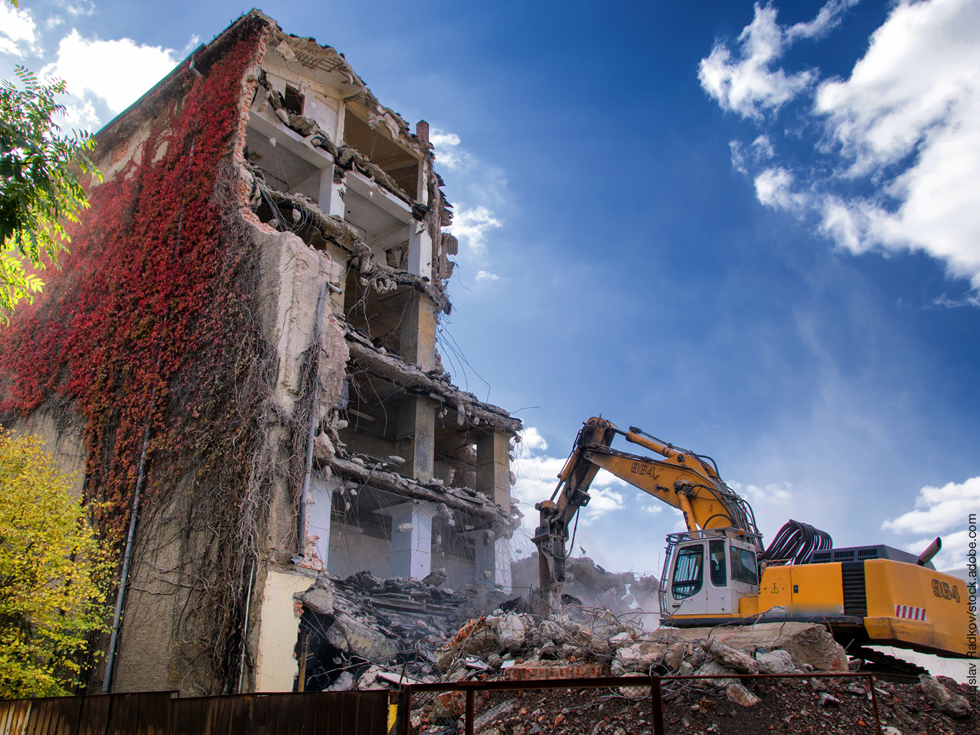 Bagger an einem Haus, das gerade abgerissen wird.