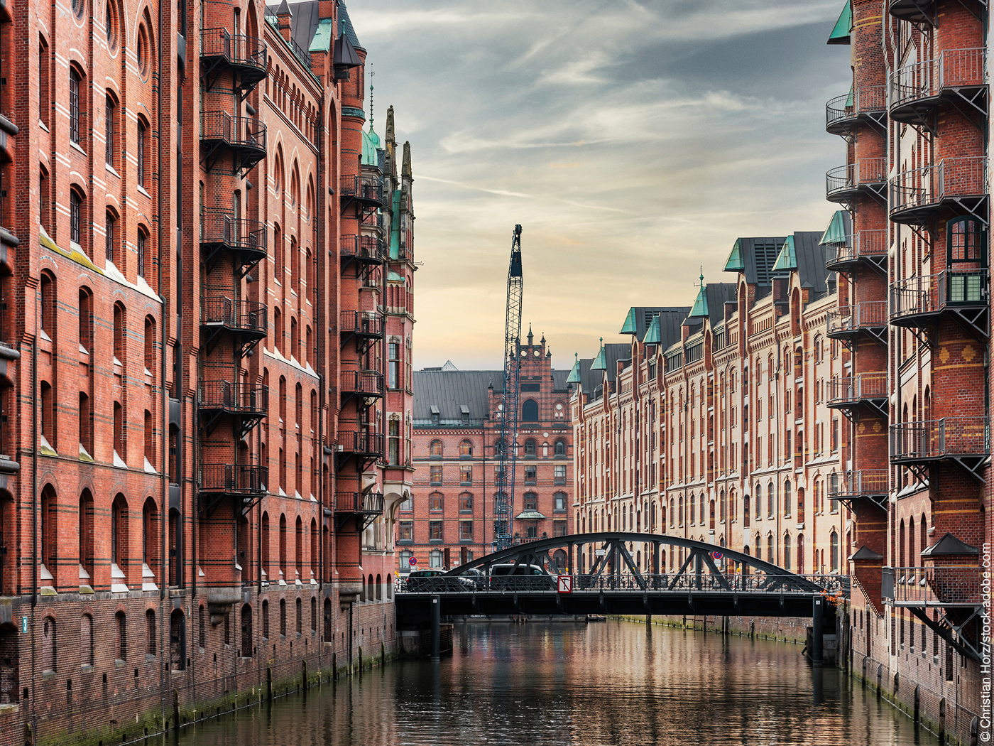 Backsteinhäuser der Speicherstadt mit Balkonen und Brücke über einen Kanal