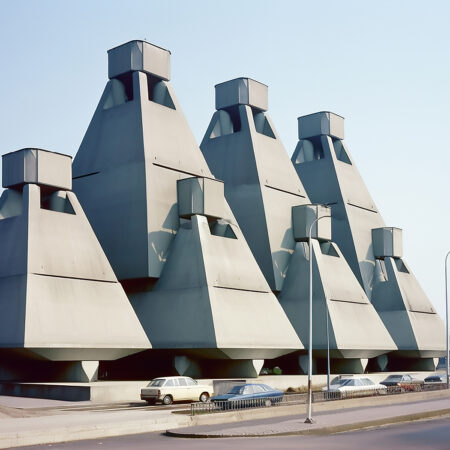 KI-generierte Pyramiden aus Beton