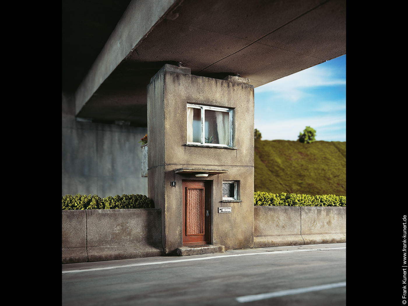 Modell von Frank Kunert Haus in einem Brückenpfeiler