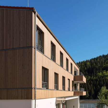 Reha-Klinik mit Holzfassade