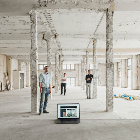 Architekten stehen in der Halle