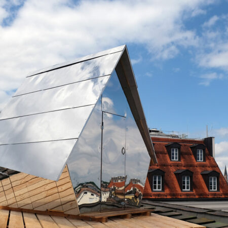 Verspiegeltes Tiny House auf Hausdach