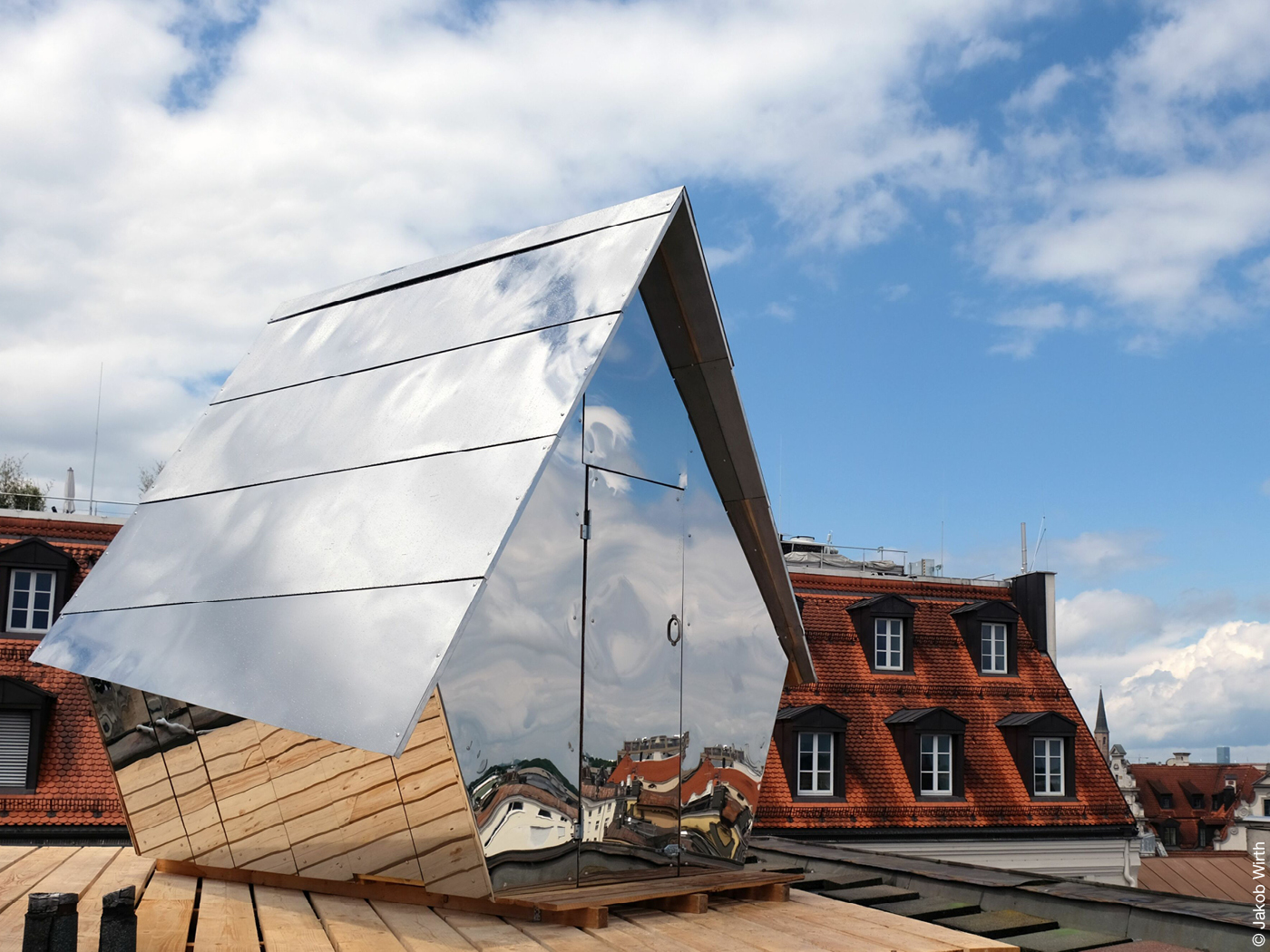 Verspiegeltes Tiny House auf Hausdach