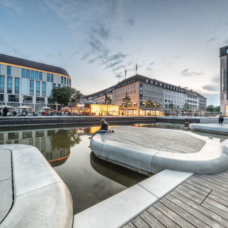 Begehbare Inseln am Wasserbecken in Kiel