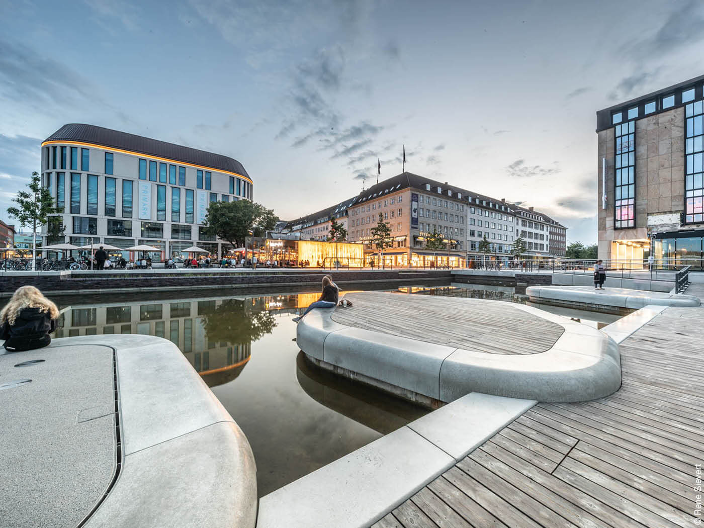 Begehbare Inseln am Wasserbecken in Kiel