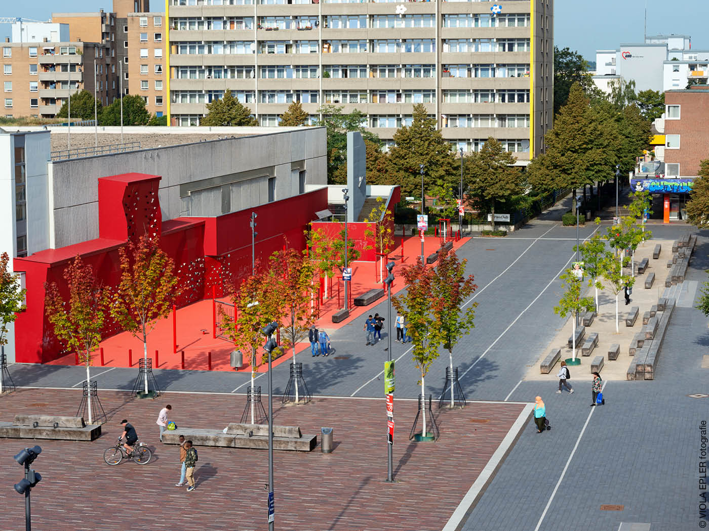 Boulderwand und öffentlicher Platz in Köln Chorweiler